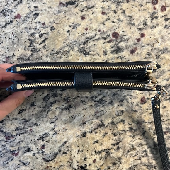 Michael Kors wallet/wristlet, full leather, black and gold - Picture 5 of 6